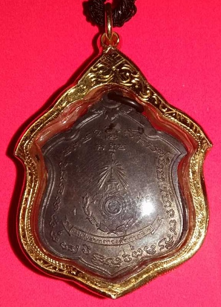 เหรียญแม่ทัพ หลวงพ่อแดง ปี 11 ดาวใหญ่ พร้อมเลี่ยมทอง สวยสุดๆ นิยม