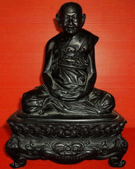 รูปหล่อบูชาหลวงปู่หงษ์ สำนักสุสานทุ่งมน วัดเพชรบุรี จ.สุรินทร์ สวยมากค่ะ