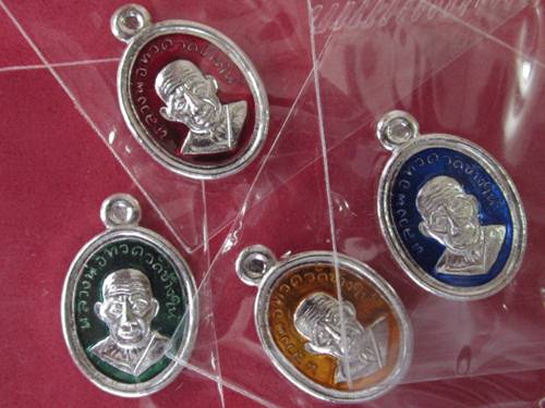 4 เหรียญเม็ดแตง กะหลั่ยเงินลงยา พ่อท่านซุ่น วัดบ้านลานควาย เลข...492