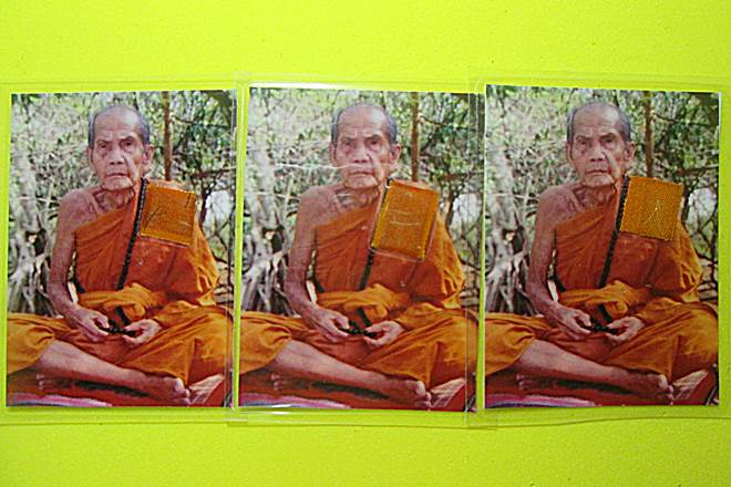 วัดใจ200+รูปถ่ายหลวงปู่หมุน ออกวัดซับลำใย ปี2543กว้าง1.5 นิ้ว สูง 2 นิ้ว ติดจีวร +เกศา+ตอกโค๊ตนะ