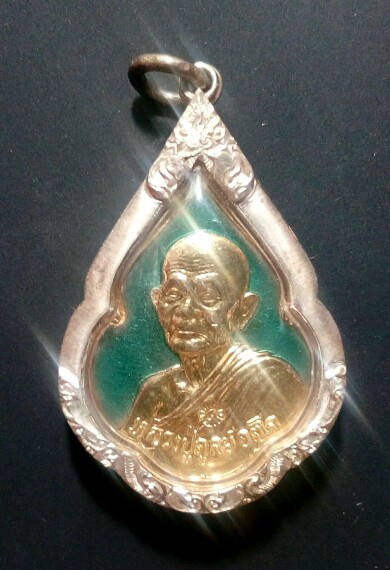 เหรียญพิทักษ์สันติราษฎร์ ลป.ดูลย์ วัดบูรพาราม กะไหล่ทองลงยา ปี21 เลี่ยมเงิน