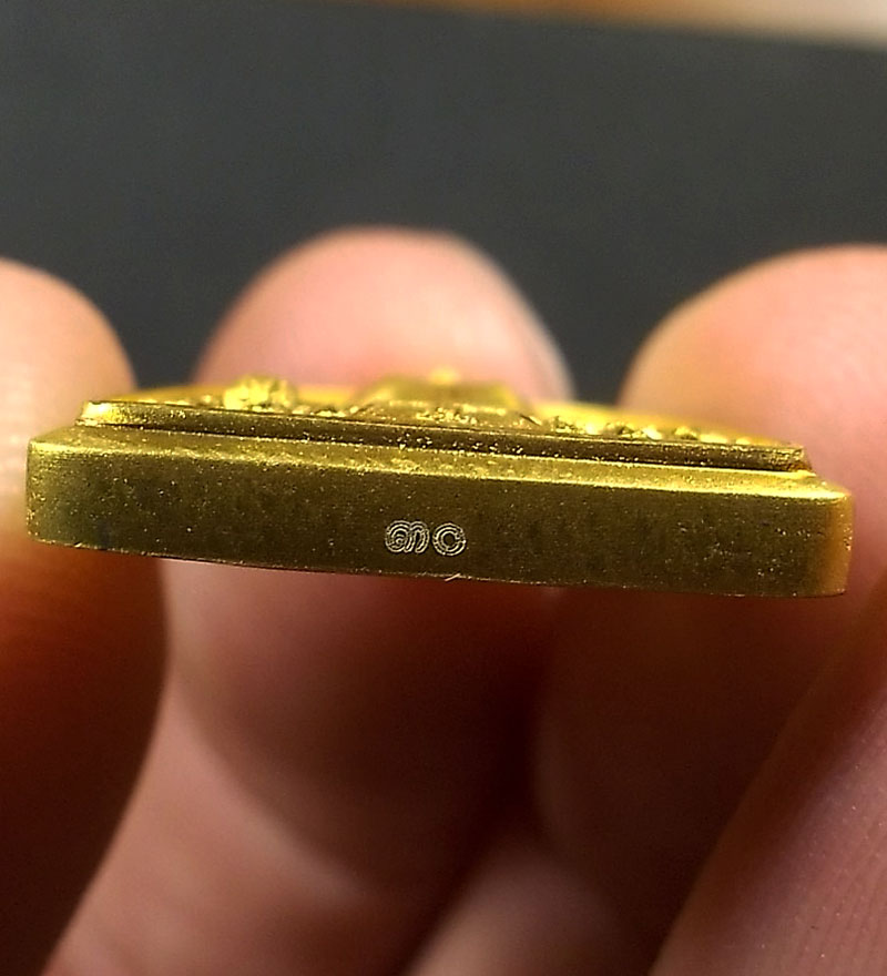 เหรียญพระพุทธรูปคุ้มเกล้าฯ เนื้อทองคำ 9K