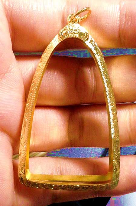 กรอบทองคำแท้ ยกซุ้มหัวสิงห์ ใส่พระกริ่งกว้าง2.7ซม.สูง4.5ซม.น้ำหนัก 2.58กรัมราคา3470บาท