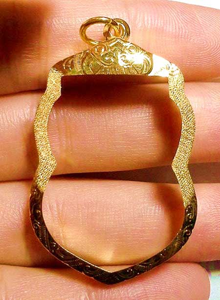 กรอบทองคำแท้ ยกซุ้มหัวสิงห์ ใส่เหรียญเสมาหลวงปู่ทวด น้ำหนัก 2.03กรัมราคา 2870บาท