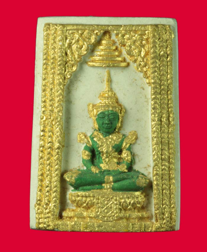 พระแก้วมรกตเนื้อผง ลงสีปิดทอง รุ่นพิเศษ สมทบทุนไทยช่วยไทย ปี ๒๕๑๙