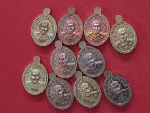 เหรียญเม็ดแตง ทองแดง พ่อท่านซุ่น วัดบ้านลานควาย 10 เม็ด ทีเดียว....ส่ง