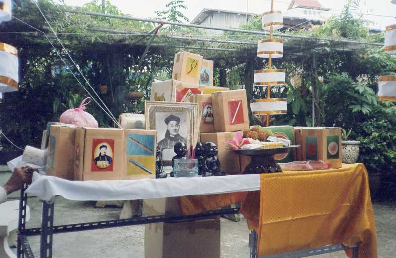 ล็อกเก็ต ยี่กอฮง ฉากสีเเดงหลังผงพุทธคุณสีดำ ฝังพลอย 1 เม็ด พิธีบ่วงสื่อเฮง (เฮงหมื่นเรื่อง) ท่านขุนพ