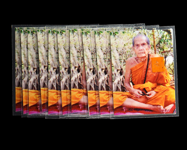 รูป ขนาด2.0x1.5นิ้ว หลวงปู่หมุน วัดบ้านจาน จ.ศรีสะเกษ มีจีวร+เกศา ตอกโค้ดนะ2โค้ด(100ใบ)+กล่องเดิม