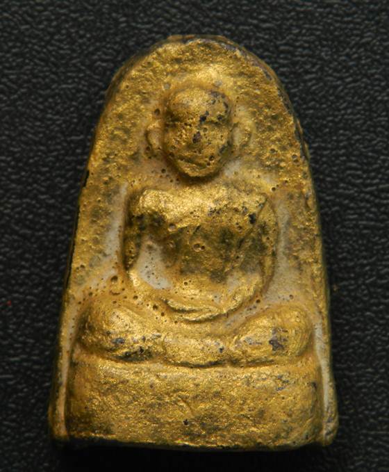 พ่อท่านคล้าย เนื้อผงว่านผสมชานหมาก หลัง สข.1 พิมพ์ใหญ่ ปี 2505 สวยพิเศษ ทาทองด้านหน้า