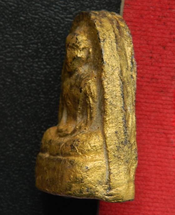 พ่อท่านคล้าย เนื้อผงว่านผสมชานหมาก หลัง สข.1 พิมพ์ใหญ่ ปี 2505 สวยพิเศษ ทาทองด้านหน้า