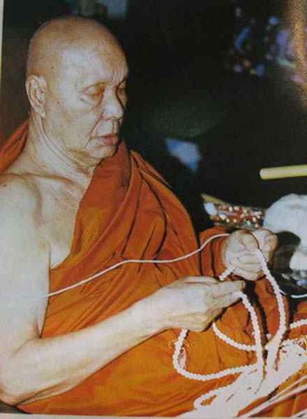สร้อยประคำ หลวงพ่ออุตตมะ วัดวังก์วิเวการาม จ.กาญจนบุรี เนื้อกระดูกช้าง ทันท่านปลุกเสกของเก็บเก่าครับ