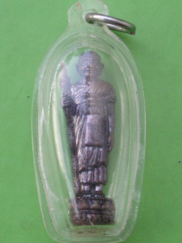 ((เคาะเดียวแดง)) รูปหล่อลอยองค์ยืนถือไม้เท้า หลวงปู่หงษ์ วัดเพชรบุรี เลี่ยมพร้อมใช้