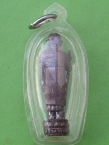 ((เคาะเดียวแดง)) รูปหล่อลอยองค์ยืนถือไม้เท้า หลวงปู่หงษ์ วัดเพชรบุรี เลี่ยมพร้อมใช้