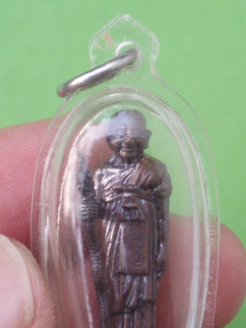 ((เคาะเดียวแดง)) รูปหล่อลอยองค์ยืนถือไม้เท้า หลวงปู่หงษ์ วัดเพชรบุรี เลี่ยมพร้อมใช้