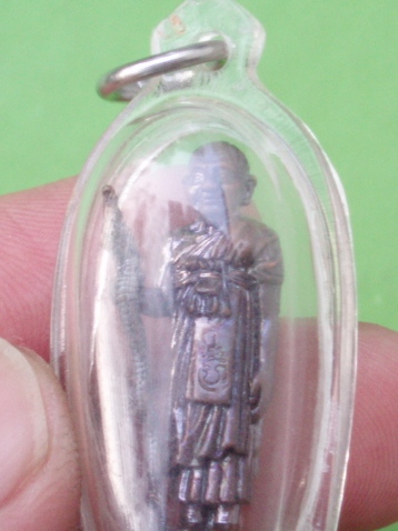 ((เคาะเดียวแดง)) รูปหล่อลอยองค์ยืนถือไม้เท้า หลวงปู่หงษ์ วัดเพชรบุรี เลี่ยมพร้อมใช้