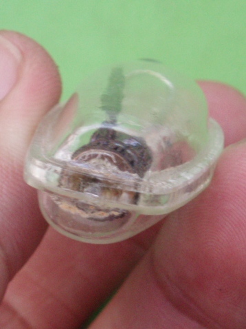 ((เคาะเดียวแดง)) รูปหล่อลอยองค์ยืนถือไม้เท้า หลวงปู่หงษ์ วัดเพชรบุรี เลี่ยมพร้อมใช้