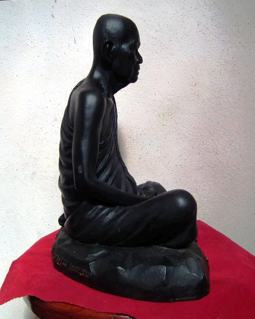 พระบูชาหลวงตามหาบัว ขนาดหน้าตัก ๙ นิ้ว ปี.๒๕๕๒ เนื้อแร่