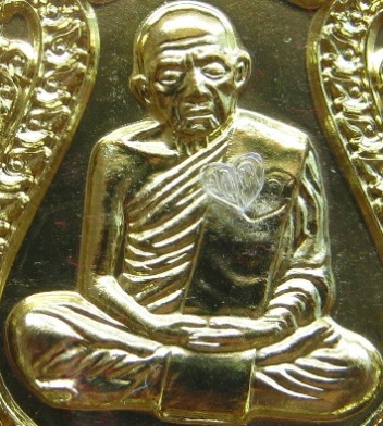 เหรียญเสมา ปี2557 วาระ2 เนื้อทองฝาบาตร หมายเลข11928 รุ่นบรรจุหัวใจ หลวงปู่ทิมองค์ใหญ่ พร้อมกล่องเดิม