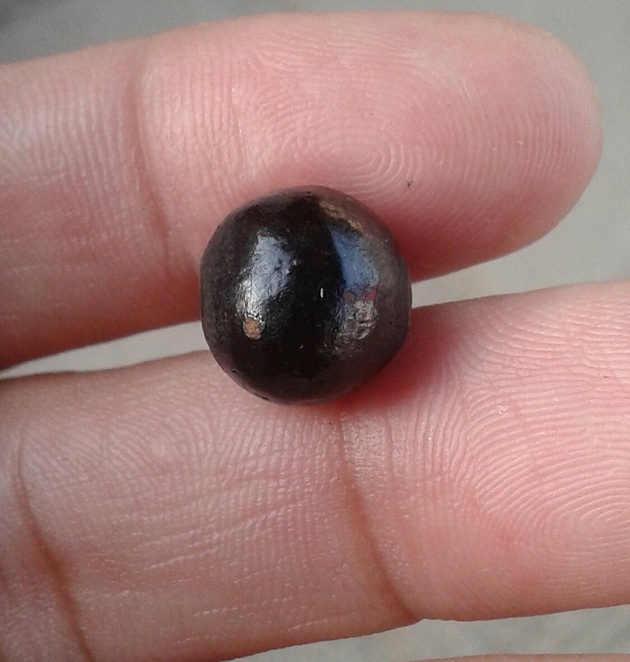 เม็ดประคำ เหล็กน้ำพี้ รุ่น เสาร์ห้ามหาเศรษฐี 1เม็ด วัดซับลำใย หลวงปุ่หมุน ปลุกเศก ปี 43..(9)