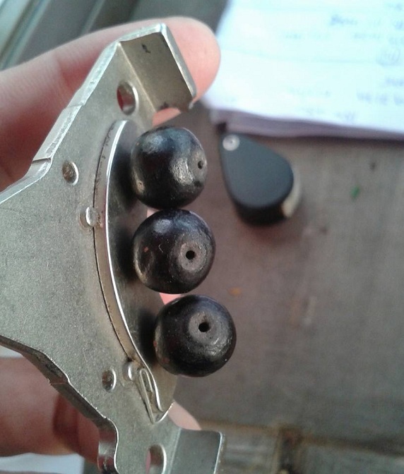 เม็ดประคำ เหล็กน้ำพี้ รุ่น เสาร์ห้ามหาเศรษฐี 1เม็ด วัดซับลำใย หลวงปุ่หมุน ปลุกเศก ปี 43..(9)