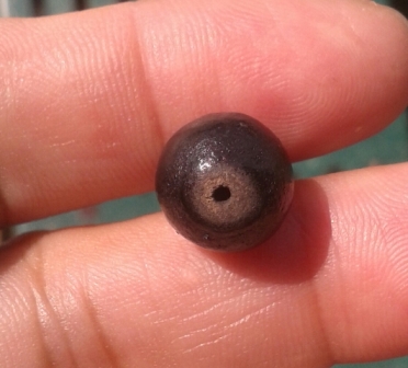 เม็ดประคำ เหล็กน้ำพี้ รุ่น เสาร์ห้ามหาเศรษฐี 1เม็ด วัดซับลำใย หลวงปุ่หมุน ปลุกเศก ปี 43..(10)