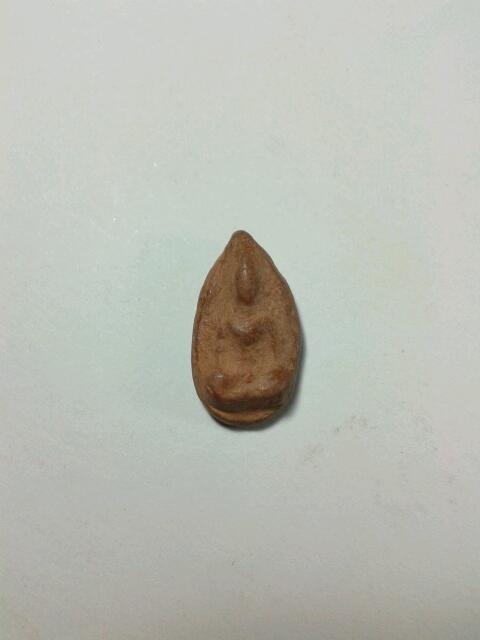 พระเนื้อดินเก่าๆ หลังยันต์ ไม่ทราบที่