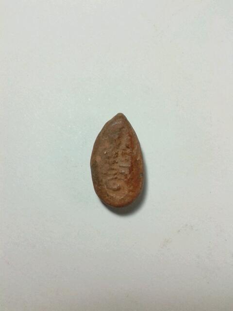 พระเนื้อดินเก่าๆ หลังยันต์ ไม่ทราบที่