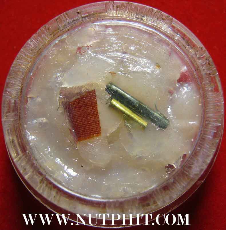 126*สีผึ้งมหาเมตตาผสมเทียนชัย ตะกรุดเงิน-ทอง-พร้อมจีวรของหลวงพ่อเกษม เขมโก ลำปาง*