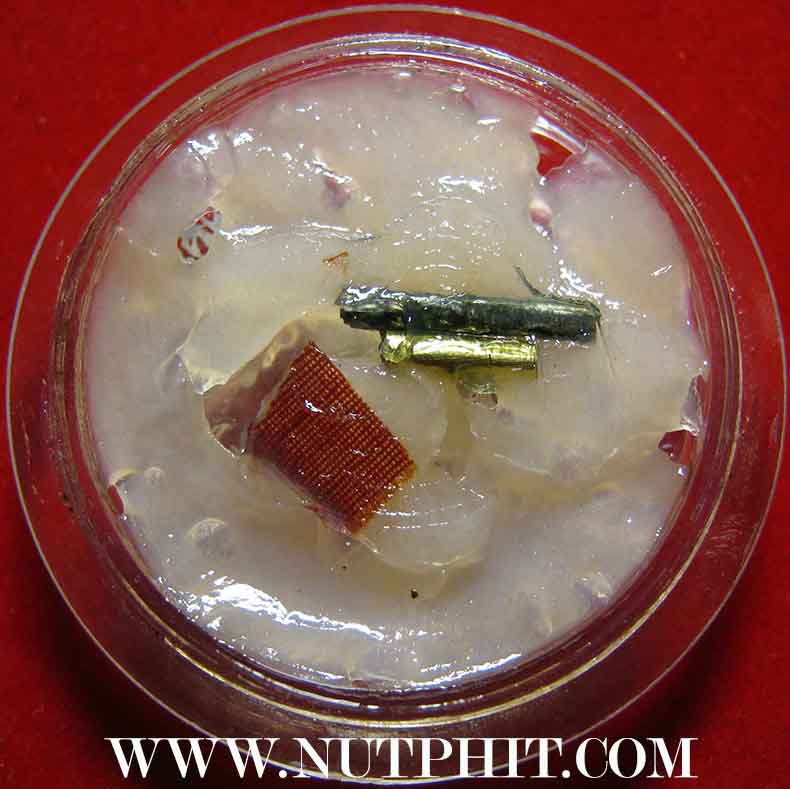 126*สีผึ้งมหาเมตตาผสมเทียนชัย ตะกรุดเงิน-ทอง-พร้อมจีวรของหลวงพ่อเกษม เขมโก ลำปาง*