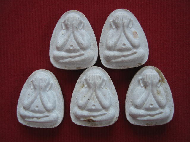 ปิดตา หลังยันต์นะ (3 ยันต์) หลวงพ่อเกษม ปี36 ทีเดียว 5 องค์