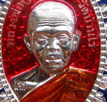 เหรียญแจกหลวงพ่อคูณ ครึ่งองค์หน้าเจริญพร รุ่นมหาลาภแจกทาน กะหลั่ยเงินลงยา หมายเลข369พร้อมกล่องเดิม