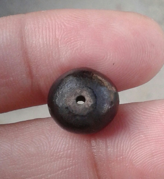 เม็ดประคำ เหล็กน้ำพี้ รุ่น เสาร์ห้ามหาเศรษฐี 1เม็ด วัดซับลำใย หลวงปุ่หมุน ปลุกเศก ปี 43..(7)