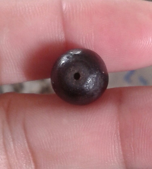 .เม็ดประคำ เหล็กน้ำพี้ รุ่น เสาร์ห้ามหาเศรษฐี  1เม็ด วัดซับลำใย หลวงปุ่หมุน ปลุกเศก ปี 43..(3)