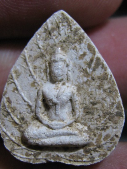 พระผงใบโพธิ์หลังศก.หลวงพ่อมุม ปี2517 เนื้อผง วัดปราสาทเยอเหนือ จ.ศรีสะเกษ