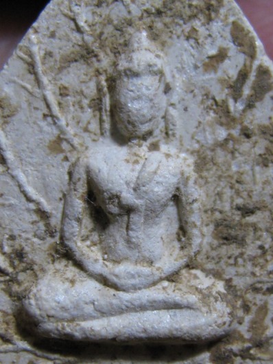 พระผงใบโพธิ์หลังศก.หลวงพ่อมุม ปี2517 เนื้อผง วัดปราสาทเยอเหนือ จ.ศรีสะเกษ