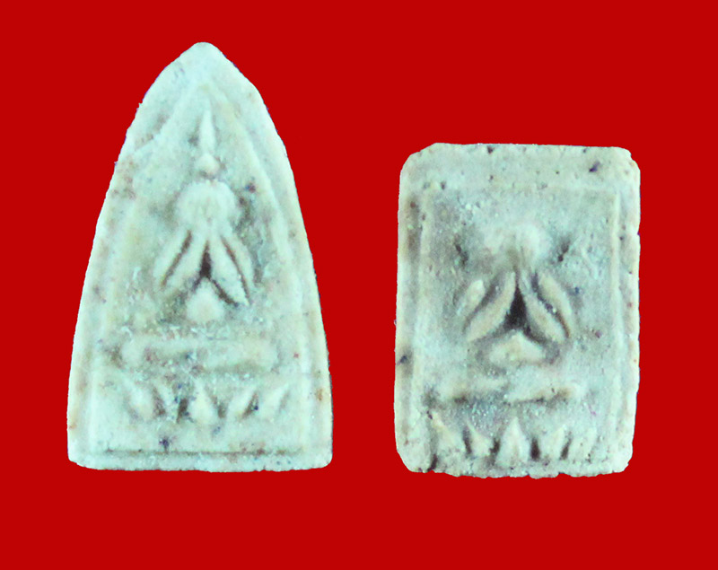 พระปิดตา เก้าเฮ หลวงปู่สี วัดสะแก พระนครศรีอยุธยา 2 องค์ ด้านหลังมีจาร ๓