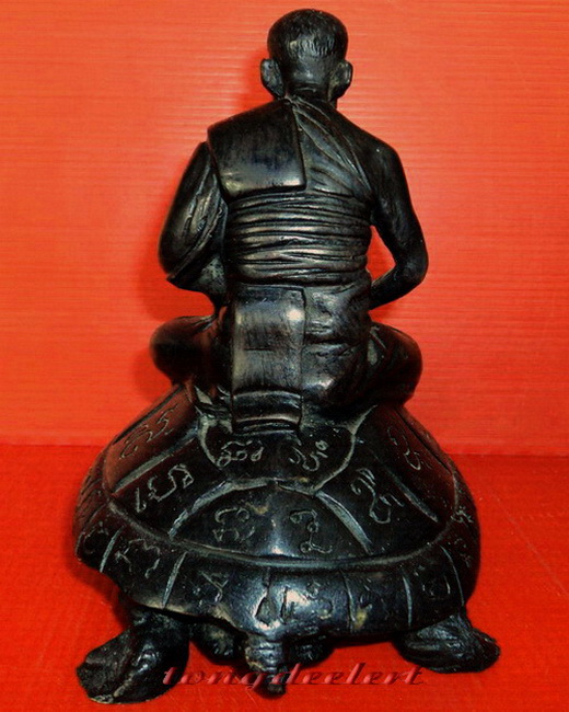 รูปเหมือนบูชาหลวงปู่หลิวนั่งเต่า รุ่นแรก เสาร์ 5 วัดไร่แตงทอง ปี 2535 หายาก สวยสมบูรณ์มากค่ะ