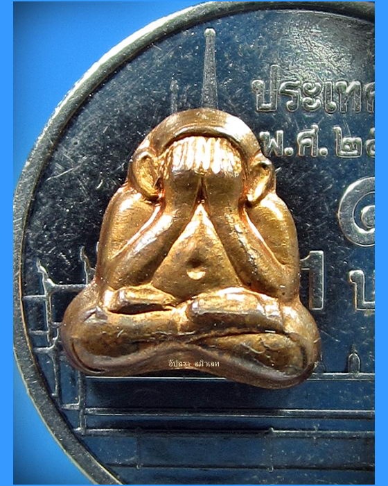 พระปิดตาหลังรูปเหมือน หลวงปู่คำพันธ์ วัดธาตุมหาชัย จ.นครพนม พ.ศ.2537 (1)