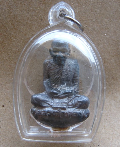 รูปหล่อ รุ่นแรก หลวงปู่กาหลง เขี้ยวแก้ว เนื้อตะกั่วขอมโบราณพันปี ติดเส้นเกศาผงพุทธคุณ ฐานหนังเสือ จา