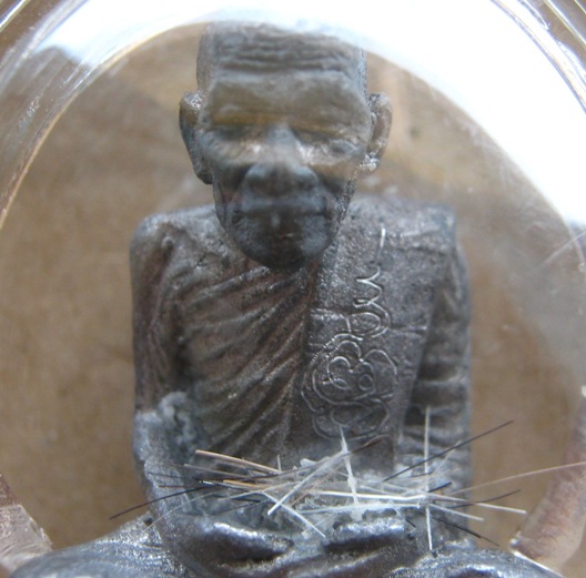 รูปหล่อ รุ่นแรก หลวงปู่กาหลง เขี้ยวแก้ว เนื้อตะกั่วขอมโบราณพันปี ติดเส้นเกศาผงพุทธคุณ ฐานหนังเสือ จา