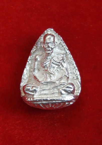 รูปหล่อหยดน้ำ ล.ป.ดู่ วัดสะแก ปี 2533 เนื้อเงิน โค๊ดโบว์ สภาพสวยเดิมๆ ไม่ผ่านการใช้(3)