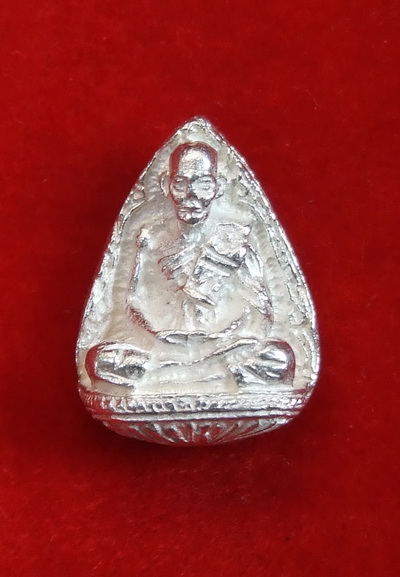 รูปหล่อหยดน้ำ ล.ป.ดู่ วัดสะแก ปี 2533 เนื้อเงิน โค๊ดโบว์ สภาพสวยเดิมๆ ไม่ผ่านการใช้(4)