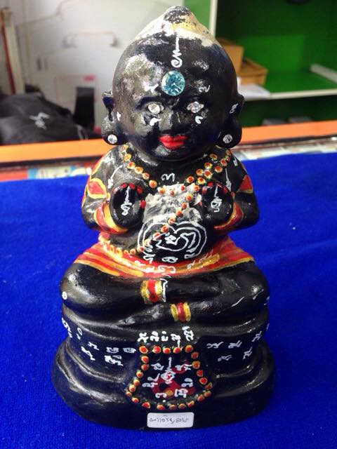 หลวงปู่แย้ม กุมารทอง รุ่นเทพนิมิต ฐาน 9 พิมพ์ใหญ่ กรรมการ ฝังพลอย ตาเพชร ปี2548 รุ่นแรก ชื่อพาเจริญล