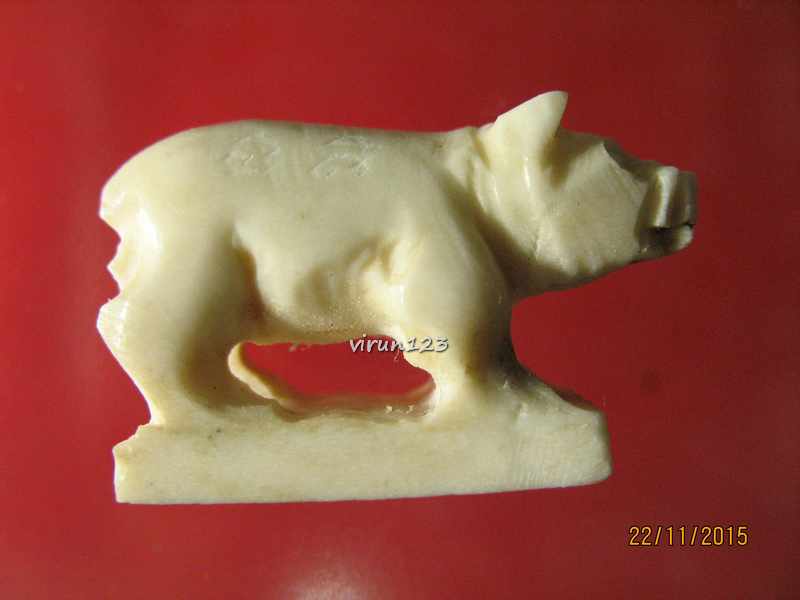 วัดใจ.....หมู แกะจากเขากวาง ฐาน1.9 x สูง1.6 ซม. หลวงพ่อสิน วัดละหารใหญ่
