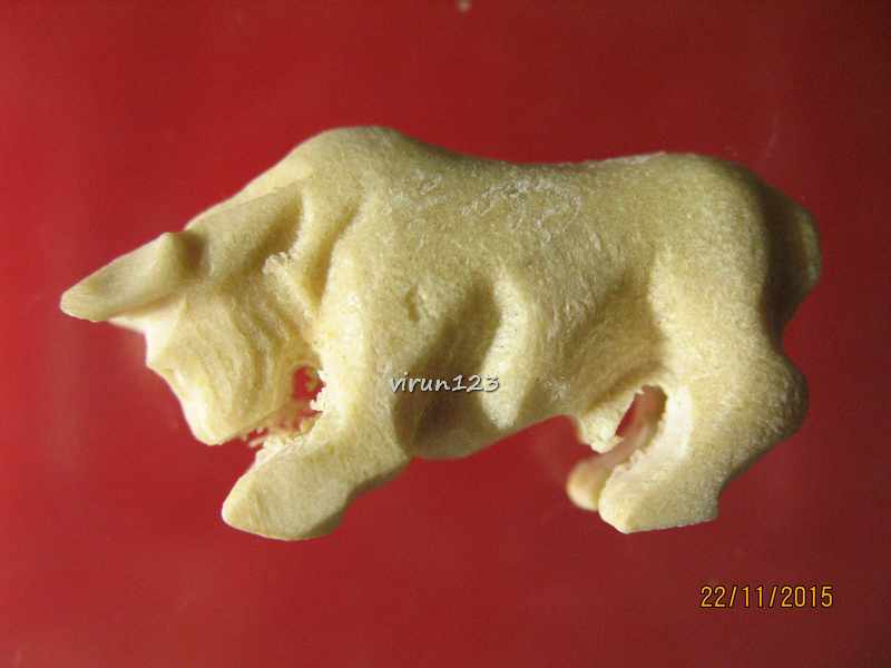 วัดใจ.....วัว แกะจากเขากวาง ยาว3.1 x สูง1.6 ซม. หลวงพ่อสิน วัดละหารใหญ่