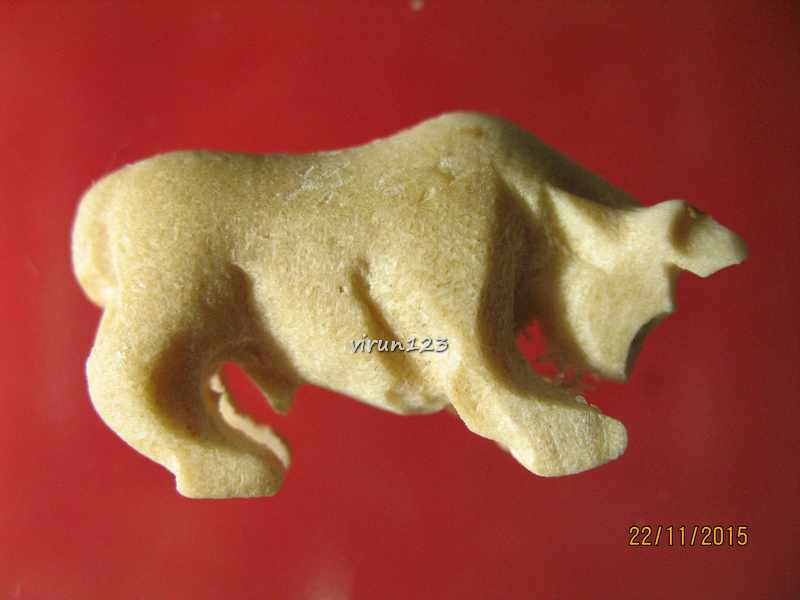 วัดใจ.....วัว แกะจากเขากวาง ยาว3.1 x สูง1.6 ซม. หลวงพ่อสิน วัดละหารใหญ่