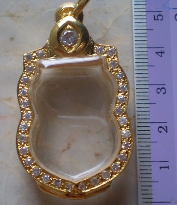 ตลับเงินขัดเงา  ล้อมเพชร  ชุบทองแท้  ใส่เหรียญเสมา  เคาะเดียว 