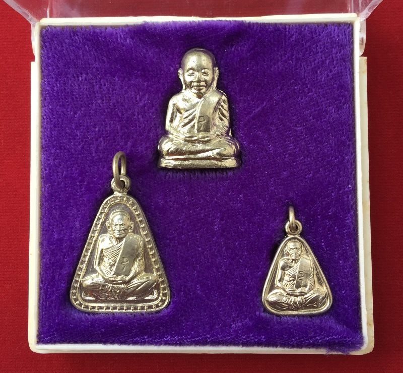 หลวงพ่อเงิน วัดบางคลาน รุ่นเพิรธ์ 1ชุด มี 3 องค์ ปี2537ตอกโค๊ด เนื้ออัลปาก้า พร้อมกล่องเดิม สวยๆครับ