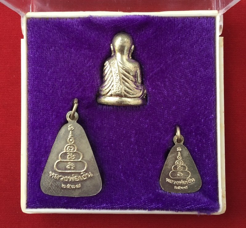 หลวงพ่อเงิน วัดบางคลาน รุ่นเพิรธ์ 1ชุด มี 3 องค์ ปี2537ตอกโค๊ด เนื้ออัลปาก้า พร้อมกล่องเดิม สวยๆครับ