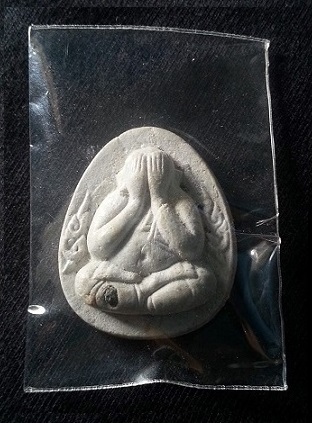 พระผงปิดตาหลวงพ่อสิน วัดระหารใหญ่ ระยอง เนื้อขาว ฝังพลอย รุ่นเมตตาศิษย์ 